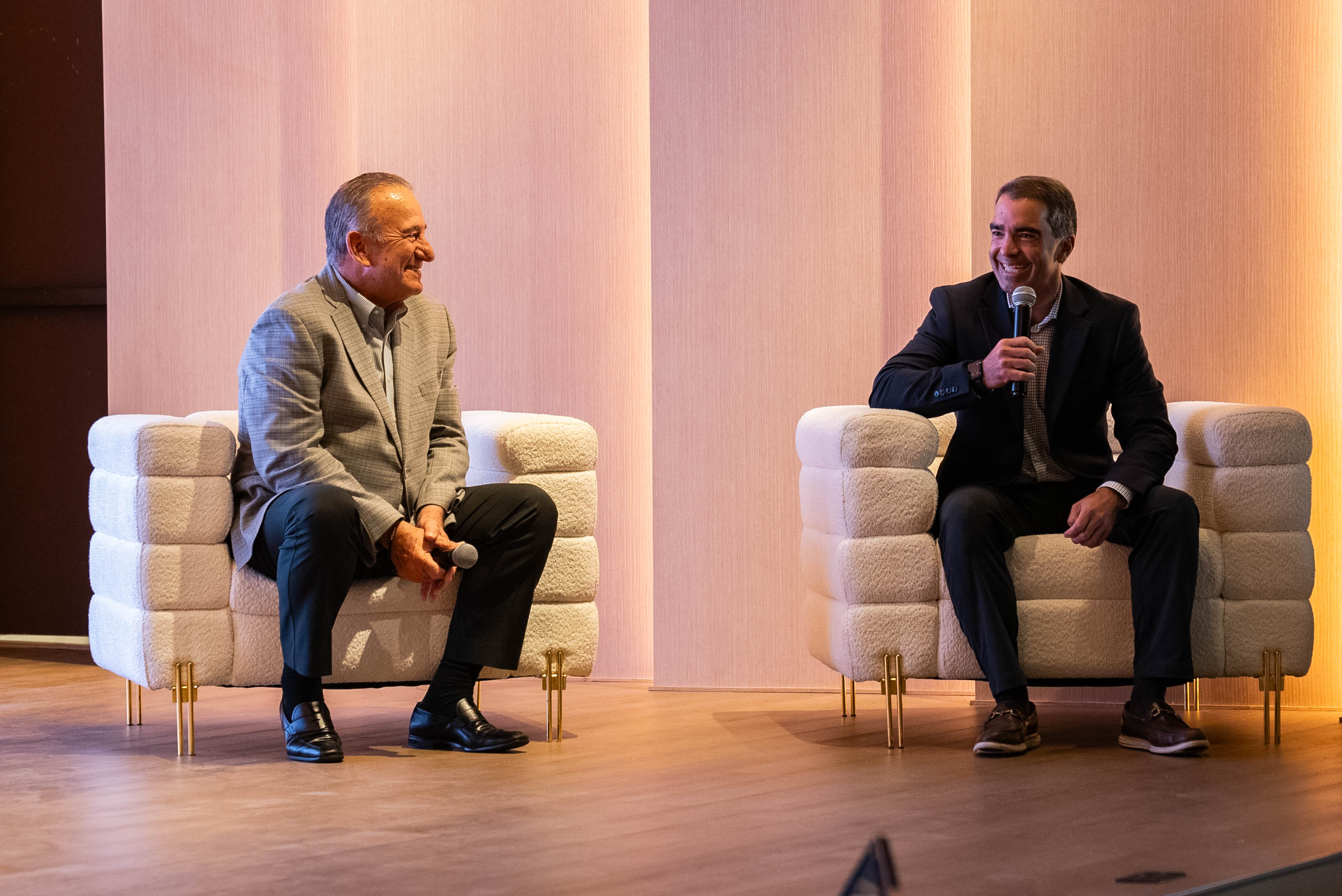 Manuel Cidre (left), alongside Carlos García from Nave Bank.